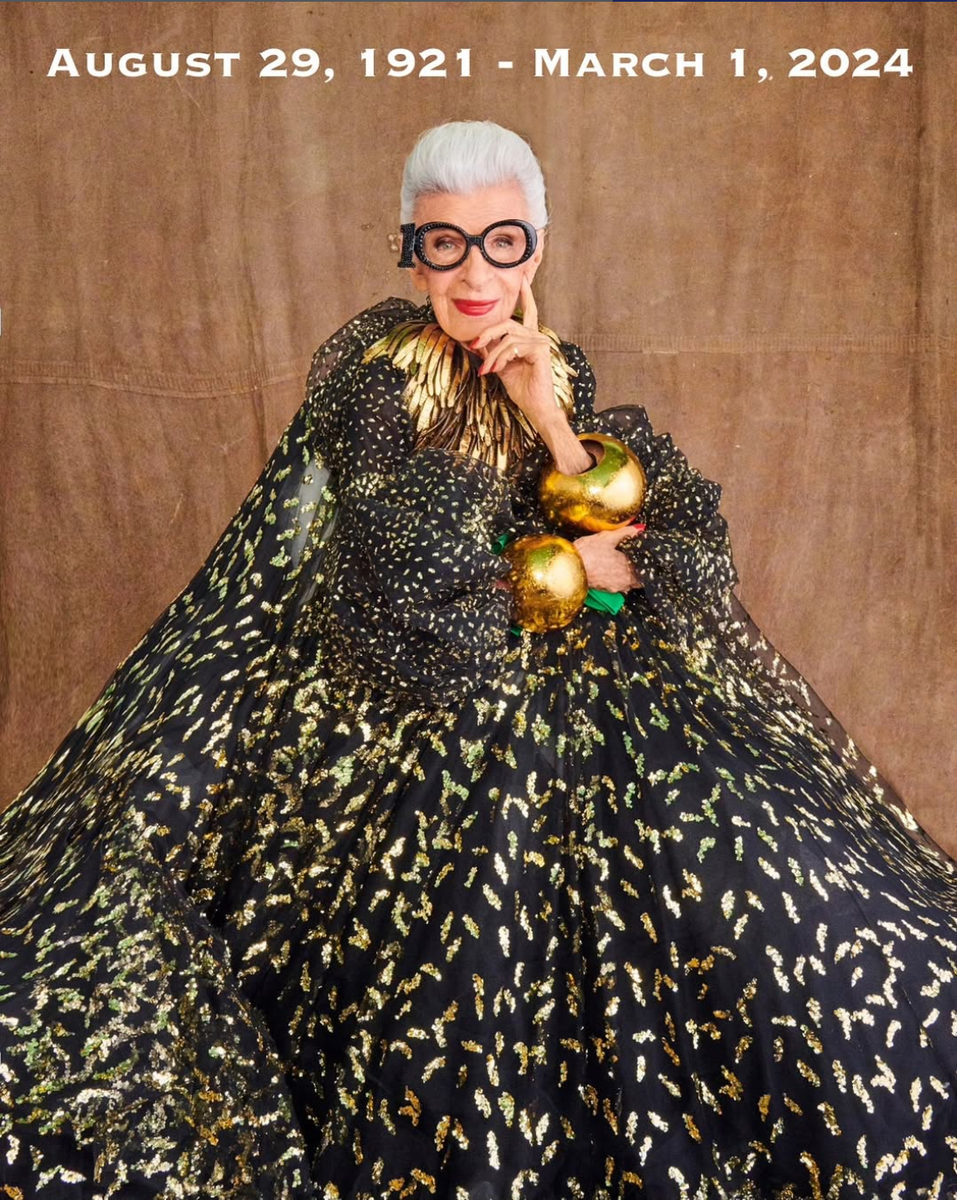 Iris Apfel v zlatom vzorovanom plášti pod nápisom August 29, 1921 – March 1, 2024