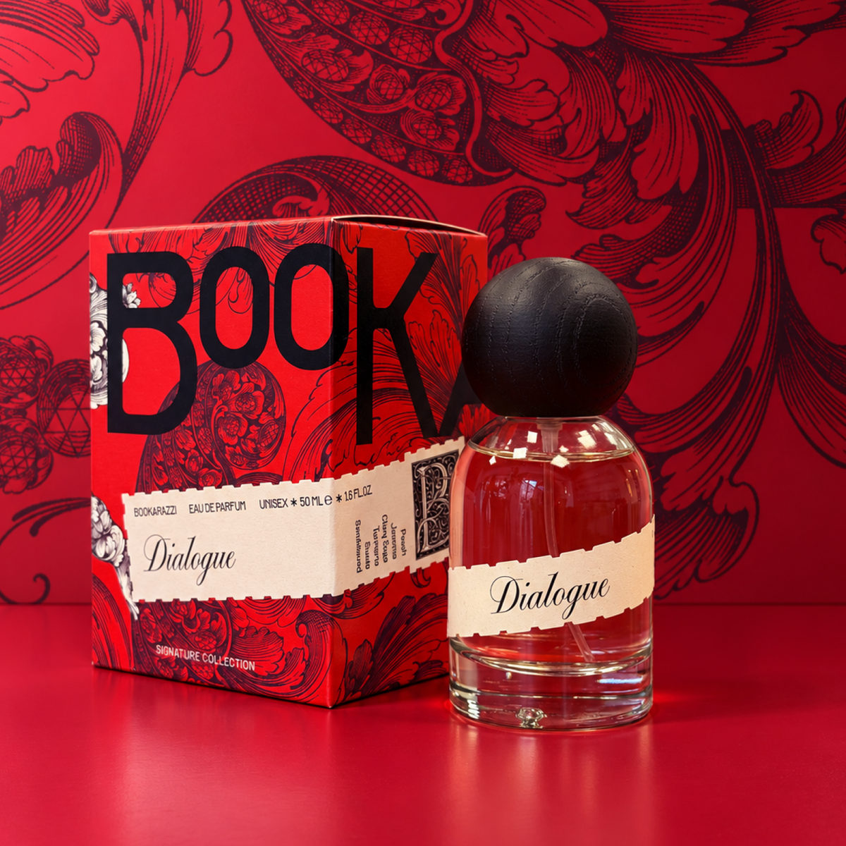 Parfum Dialogue — fľaška vedľa darčekovej krabičky na červenom pozadí