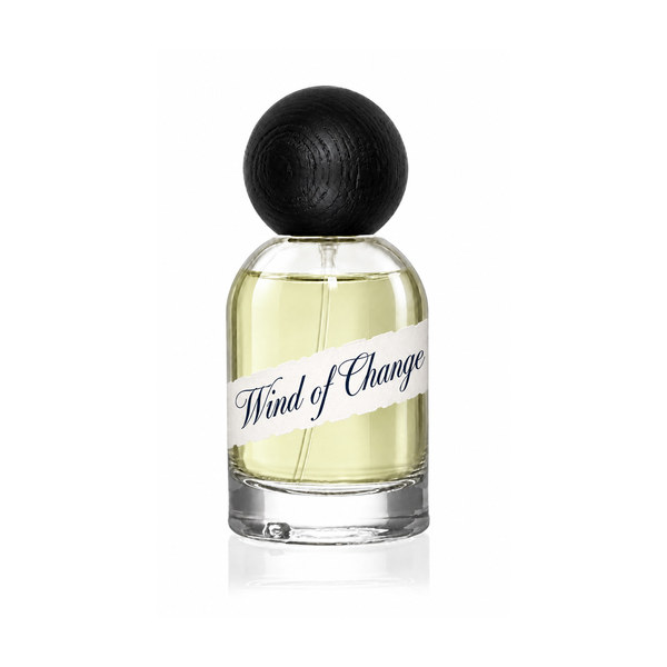 Parfum Wind of Change — sklenená fľaška 50 ml s čiernym dreveným uzáverom na bielom pozadí