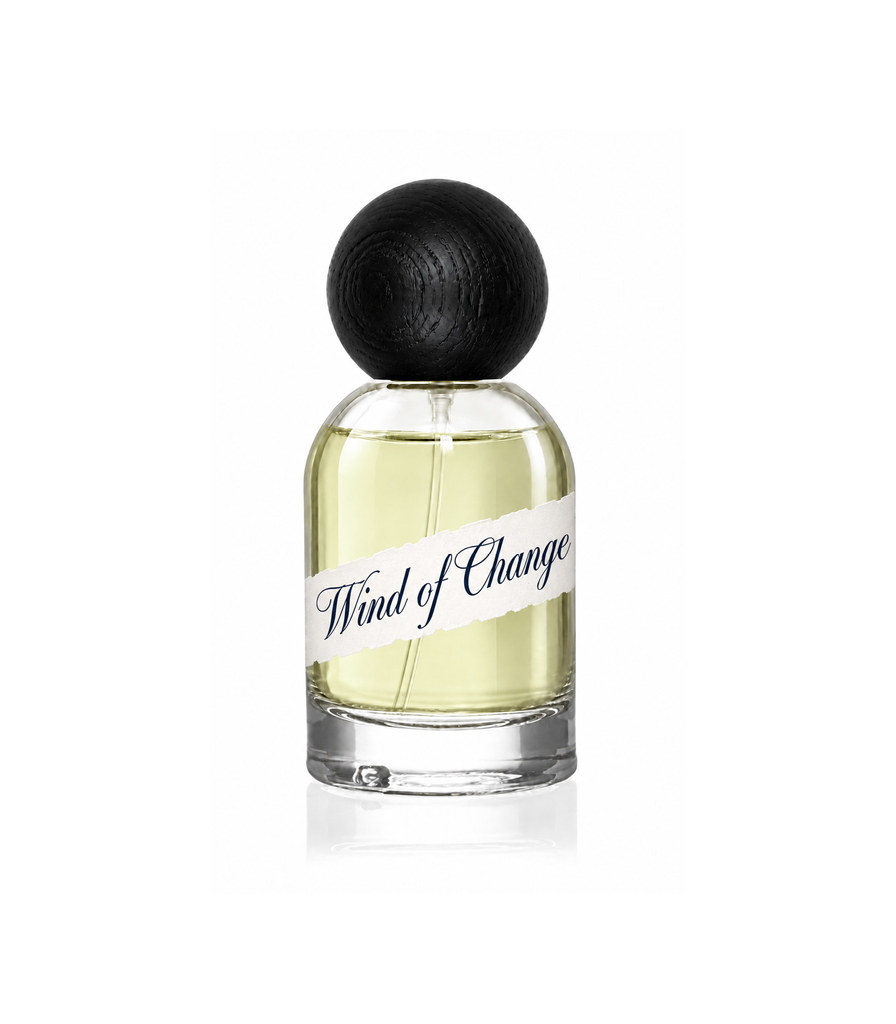 Parfum Wind of Change — sklenená fľaška 50 ml s čiernym dreveným uzáverom na bielom pozadí